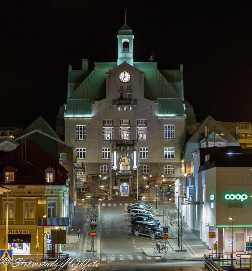 Frasch Och Fin 2:A. Gangavstand Till Stromstads Centrum Bagian luar foto